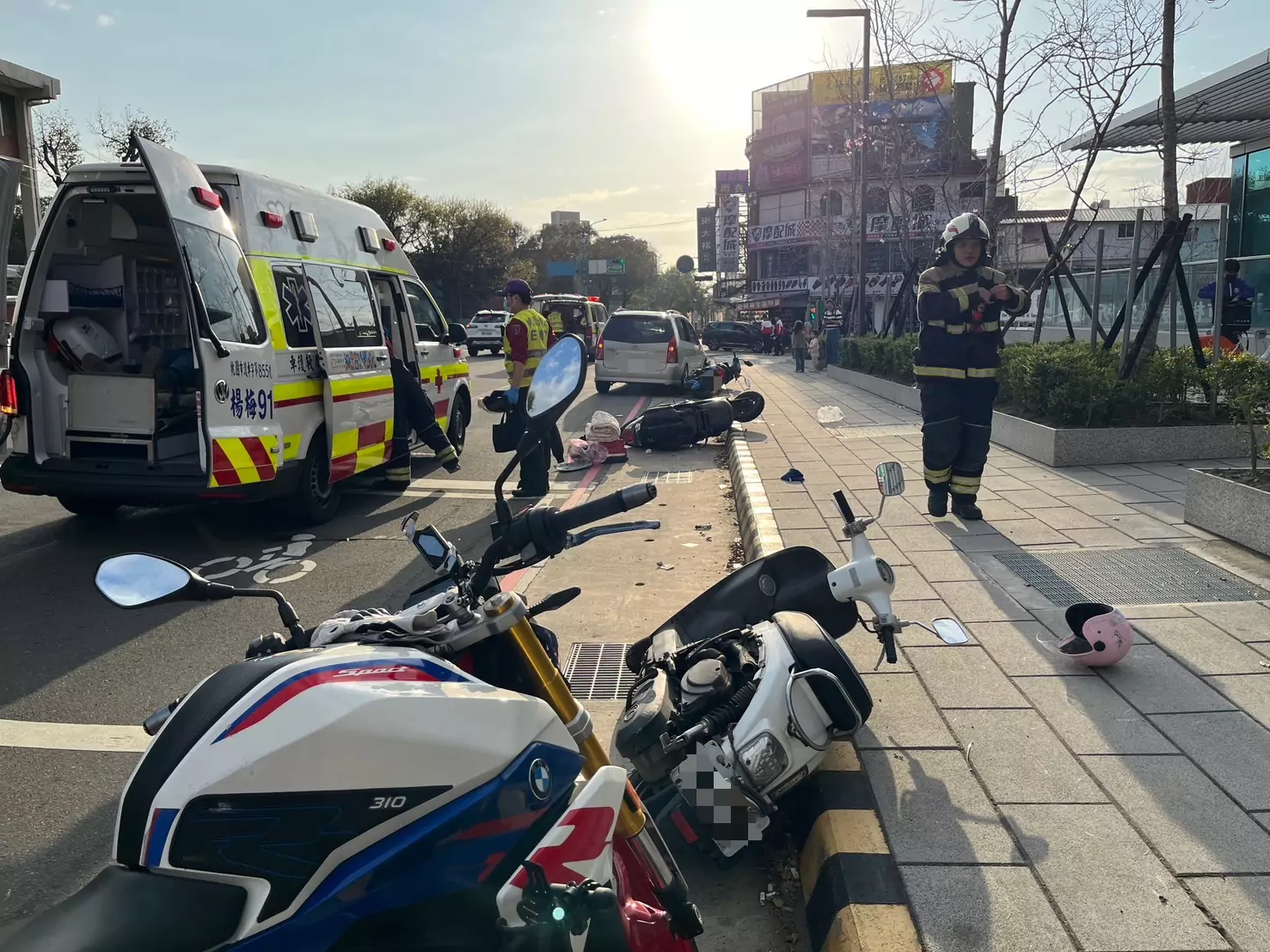 【有片】楊梅男駕車突發癲癇失控 4機車騎士等紅燈遭鏟飛受傷 【有片】楊梅男駕車突發癲癇失控 4機車騎士等紅燈遭鏟飛受傷