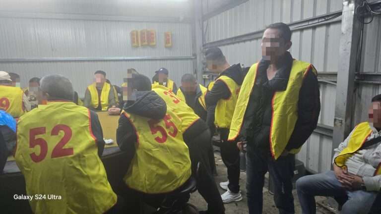 新屋天九牌賭場藏身民宅 楊梅警攻堅逮40人查扣逾萬元現金