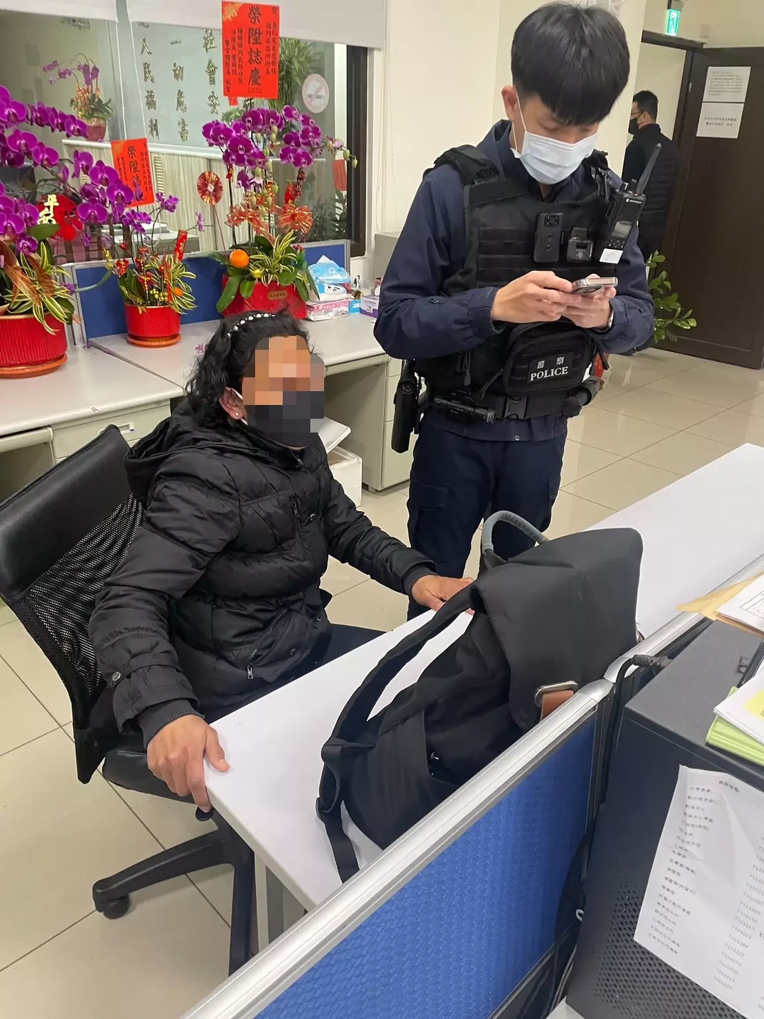 印籍女迷路語言不通、手機故障好無助 楊梅警暖心伸援幫買票回家 S 81322045 0