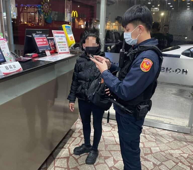 印籍女迷路語言不通、手機故障好無助 楊梅警暖心伸援幫買票回家