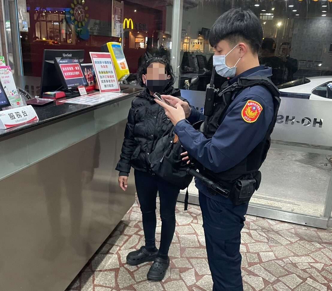 印籍女迷路語言不通、手機故障好無助 楊梅警暖心伸援幫買票回家