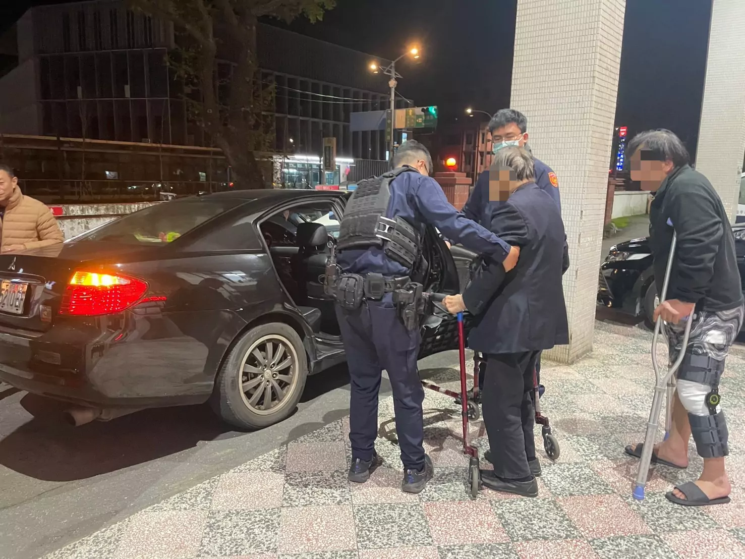 跨縣市尋回憶迷途楊梅街頭 警暖心助高齡翁團圓 跨縣市尋回憶迷途楊梅街頭 警暖心助高齡翁團圓