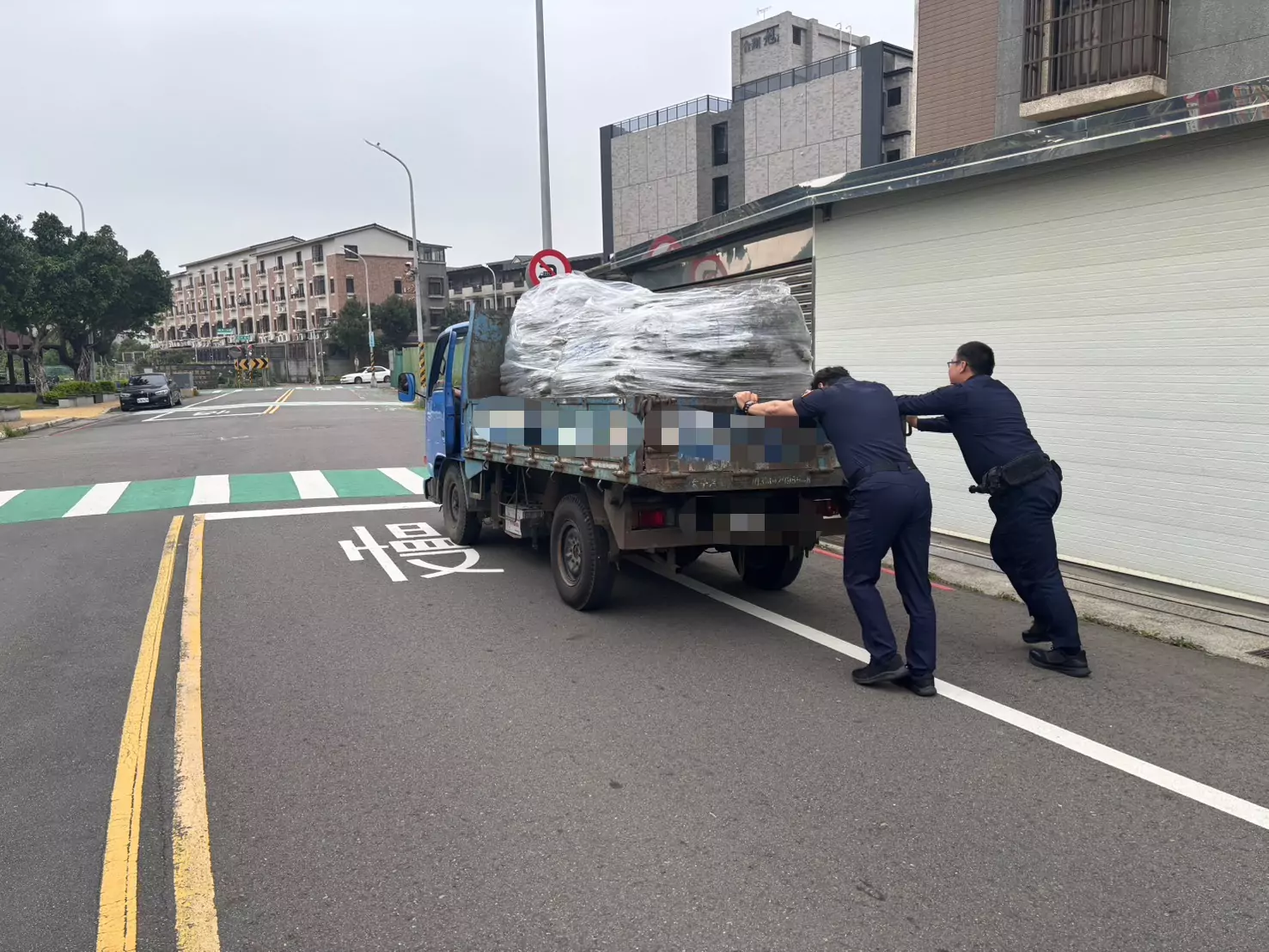 尷尬!新屋小貨車拋錨卡路中 警推車恢復交通順暢 尷尬!新屋小貨車拋錨卡路中 警推車恢復交通順暢