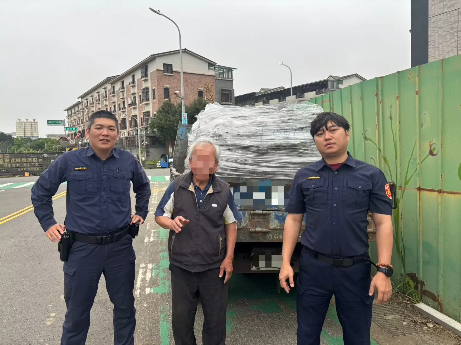 尷尬!新屋小貨車拋錨卡路中 警推車恢復交通順暢 S 81543296 0