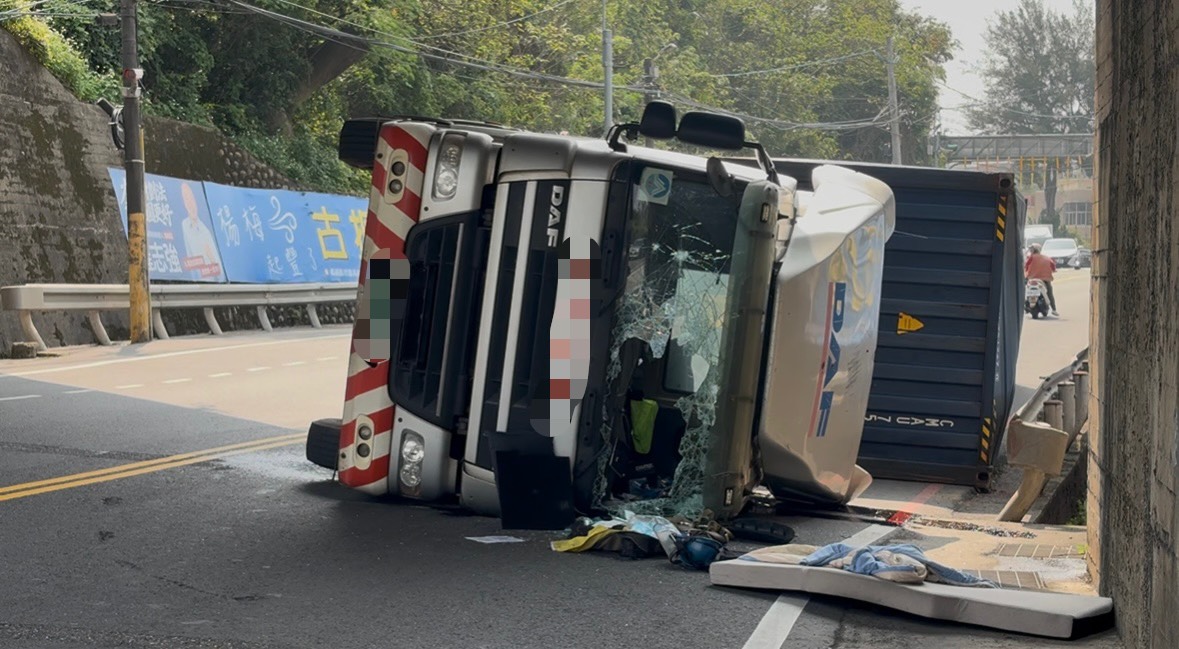 【有片】尷尬!楊梅曳引車未注意限高 貨櫃猛撞涵洞當場「倒地」 S 81666223 0