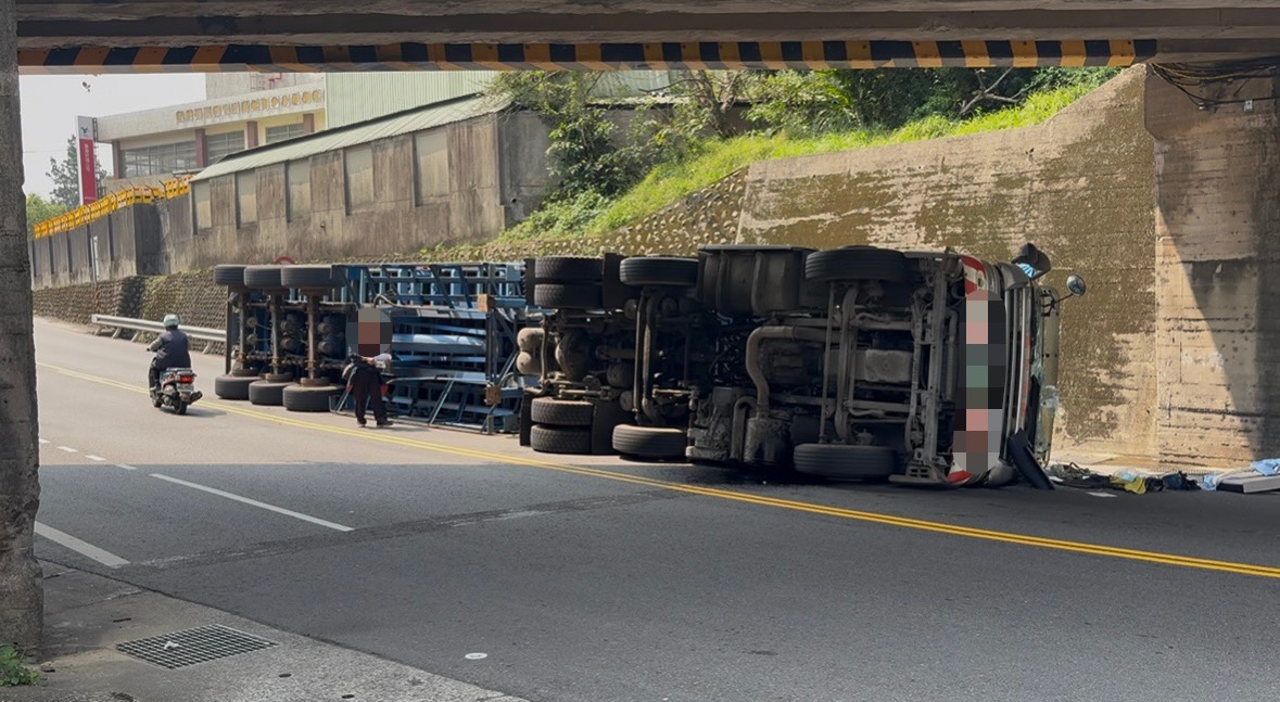 【有片】尷尬!楊梅曳引車未注意限高 貨櫃猛撞涵洞當場「倒地」 S 81666225 0