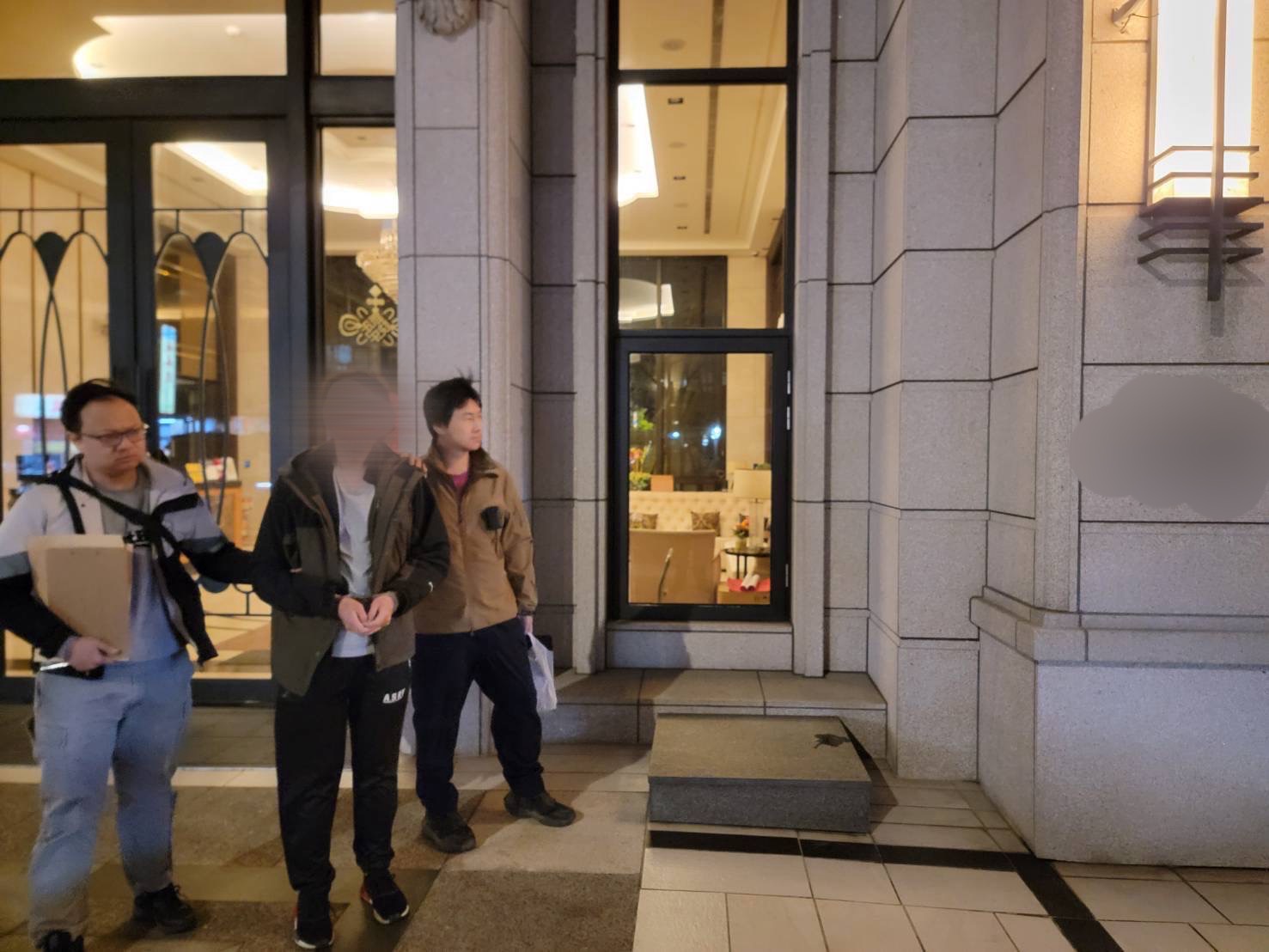 龜山詐騙車手超商印假資料露餡!面交取款現場遭警方逮捕 龜山詐騙車手超商印假資料露餡!面交取款現場遭警方逮捕