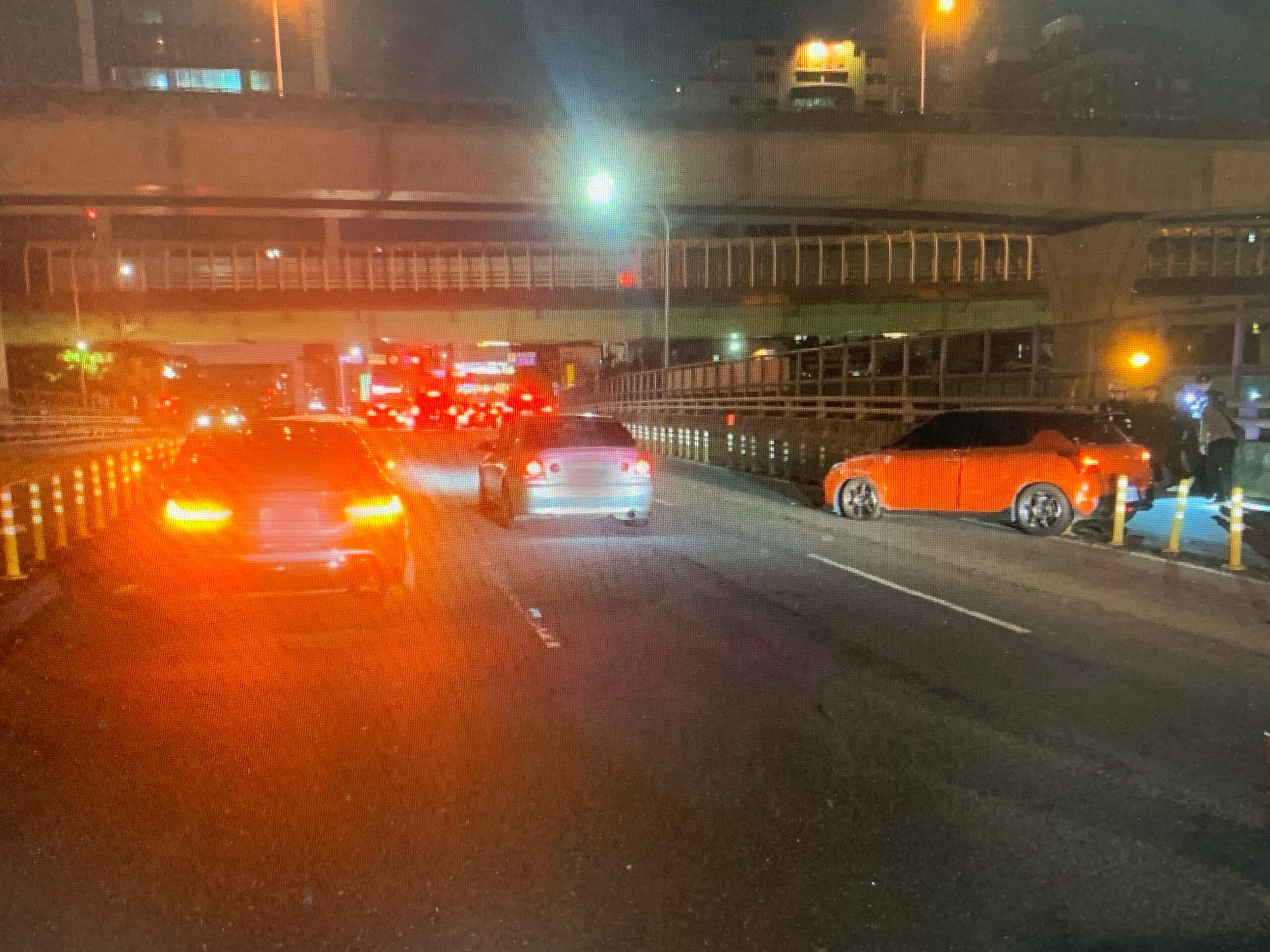 【有片】龜山男黃湯下肚闖禍!追撞等紅燈轎車整輛「翻一圈」 【有片】龜山男黃湯下肚闖禍!追撞等紅燈轎車整輛「翻一圈」