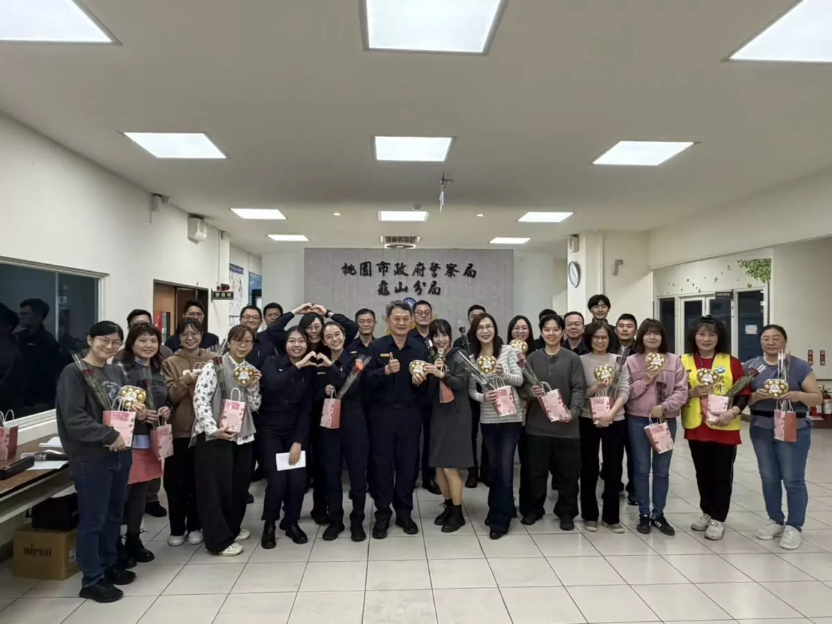 龜山分局婦女節前夕暖贈花束、巧克力 感謝女力辛勞付出 S 88596531 0