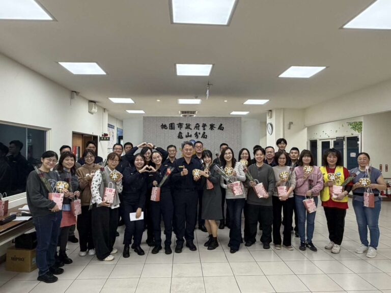 龜山分局婦女節前夕暖贈花束、巧克力 感謝女力辛勞付出