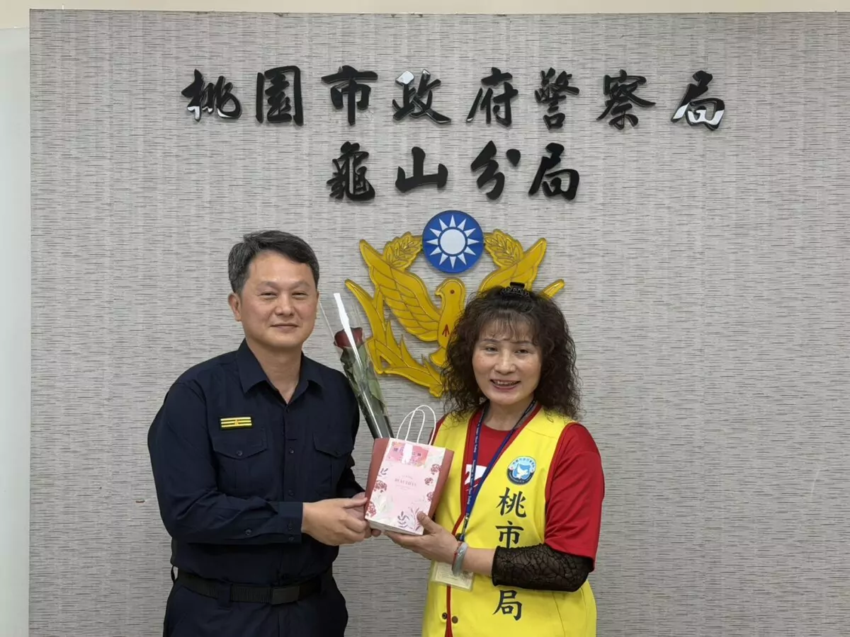龜山分局婦女節前夕暖贈花束、巧克力 感謝女力辛勞付出 S 88596541 0