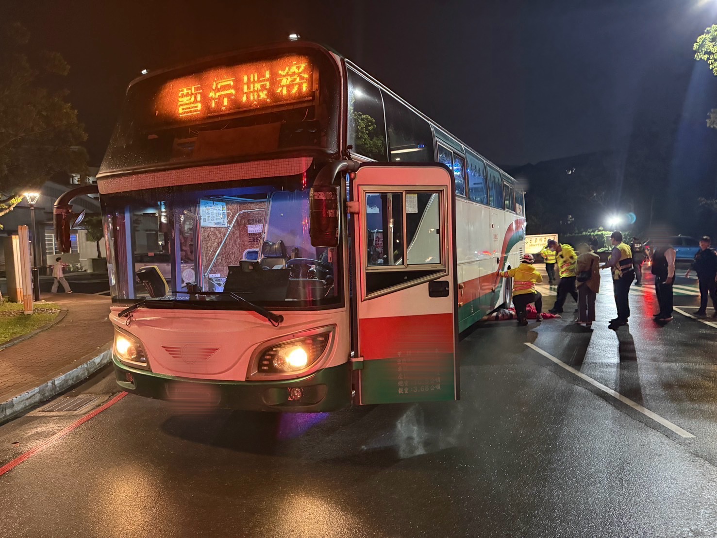 轉彎沒看到？三重客運長庚大學校內撞倒行人 學生下半身遭輾