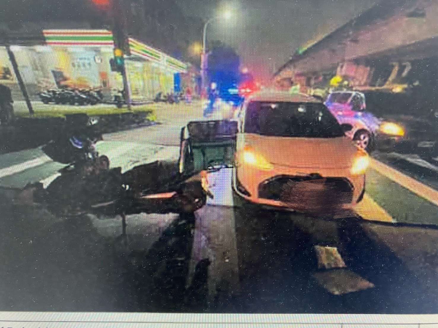 【有片】龜山機車猛撞小貨車!騎士噴飛倒地險遭輾 【有片】龜山機車猛撞小貨車!騎士噴飛倒地險遭輾