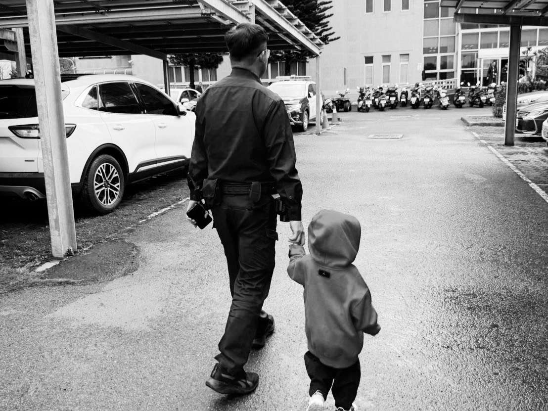 3歲童觀音產業園區走失嚇壞 大園警牽小手「尋母」助團圓