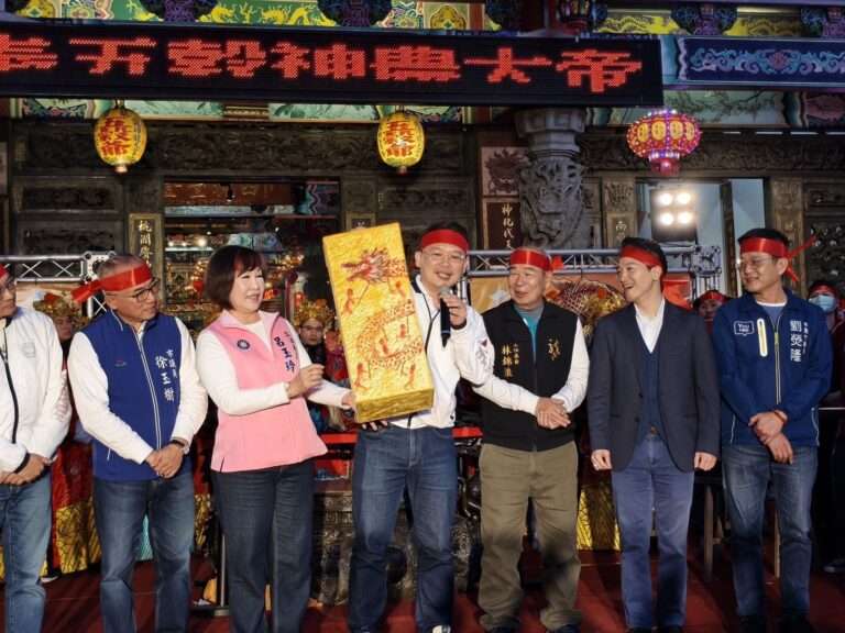龍潭接財神遶境展現民俗文化魅力 蘇俊賓自製手繪花燈兌現承諾