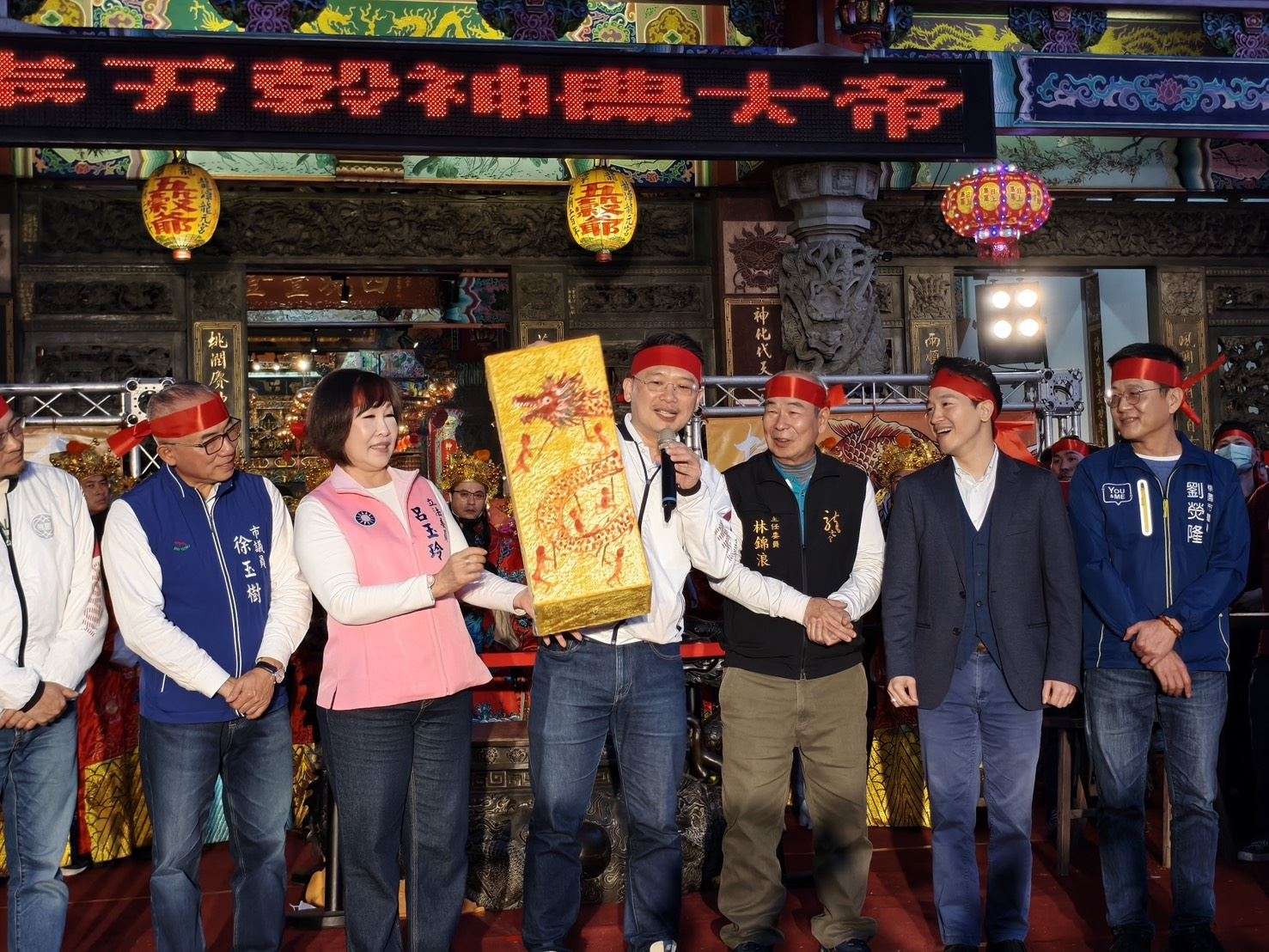 龍潭接財神遶境展現民俗文化魅力 蘇俊賓自製手繪花燈兌現承諾