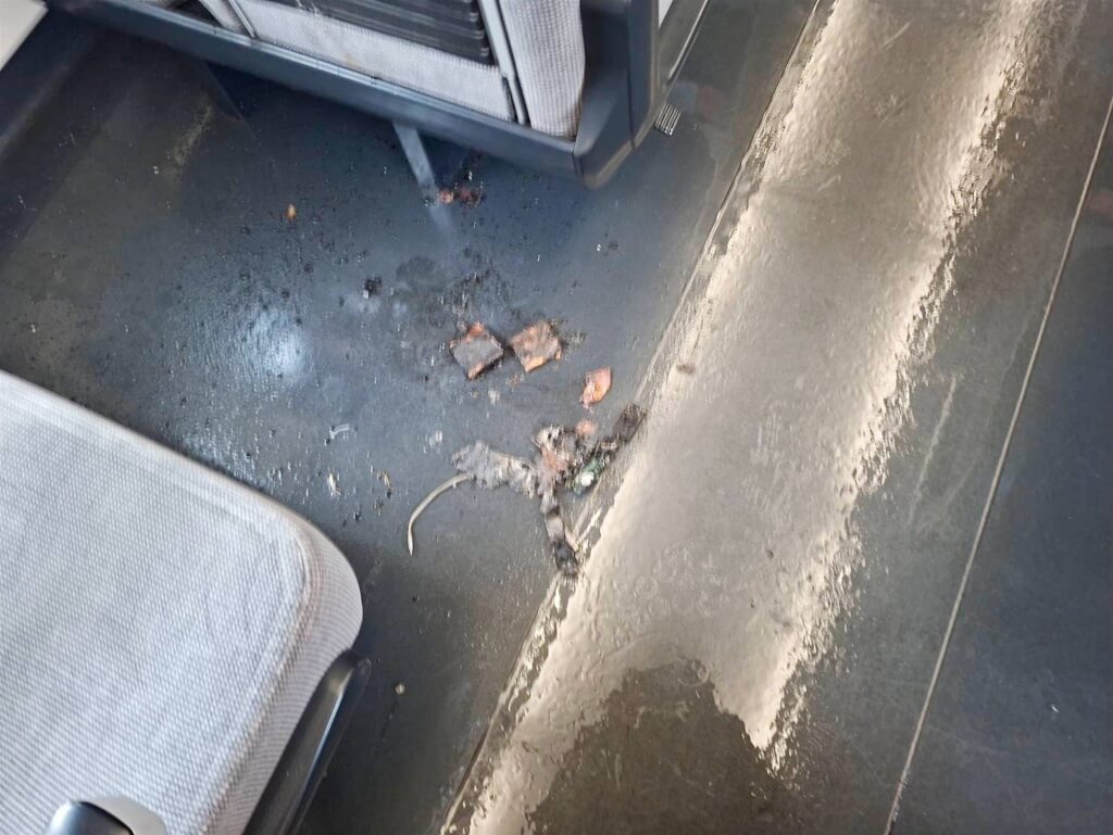 422次自強號車廂突竄煙 乘客行動電源自燃起火幸無人傷 422次自強號車廂突竄煙 乘客行動電源自燃起火幸無人傷