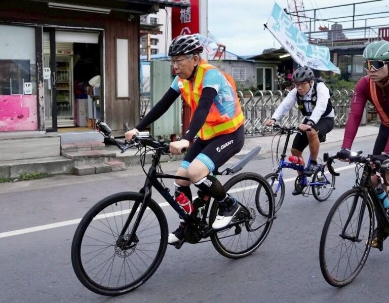 柯文哲紀念228挑戰「一日北高」! 戴電子腳鐐現身台中與支持者熱情互動