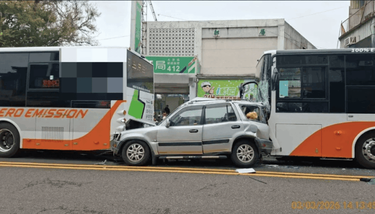 超衰！等紅燈遭公車追撞　前面又一台「慘成夾心」車主夫婦送醫