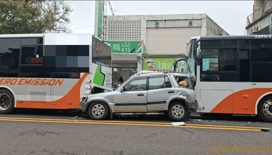 超衰!等紅燈遭公車追撞 前面又一台「慘成夾心」車主夫婦送醫