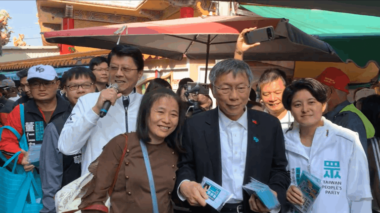 台南藍白拚翻轉 謝龍介任「麥克風手」同框柯文哲輔選白營小雞