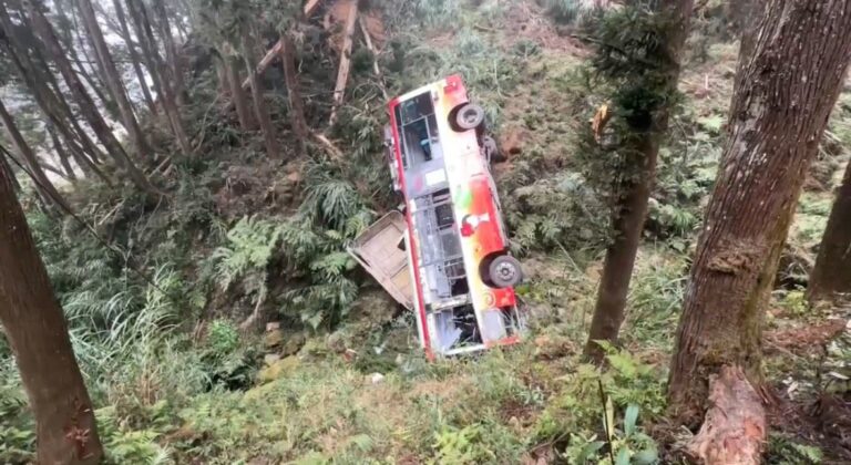 南投杉林溪巴士墜谷8送醫！1男重傷宣告不治　遊園車全面停駛