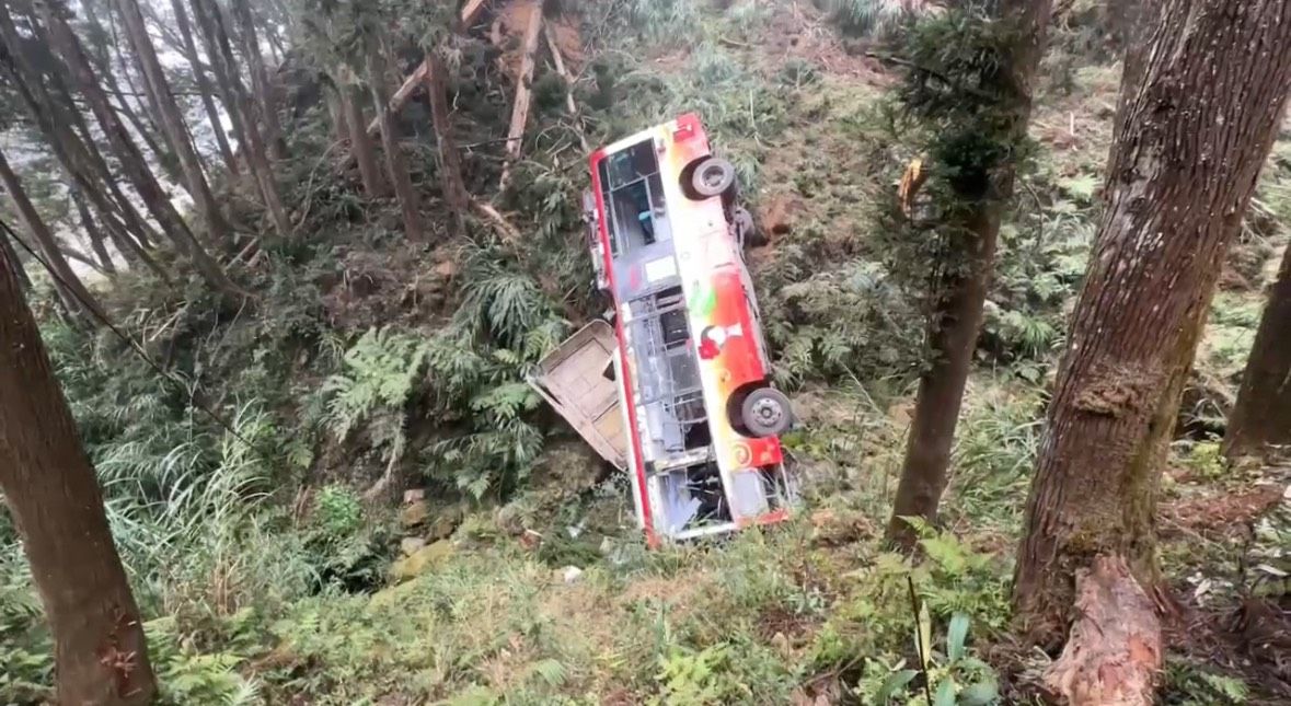 南投杉林溪巴士墜谷8送醫!1男重傷宣告不治 遊園車全面停駛