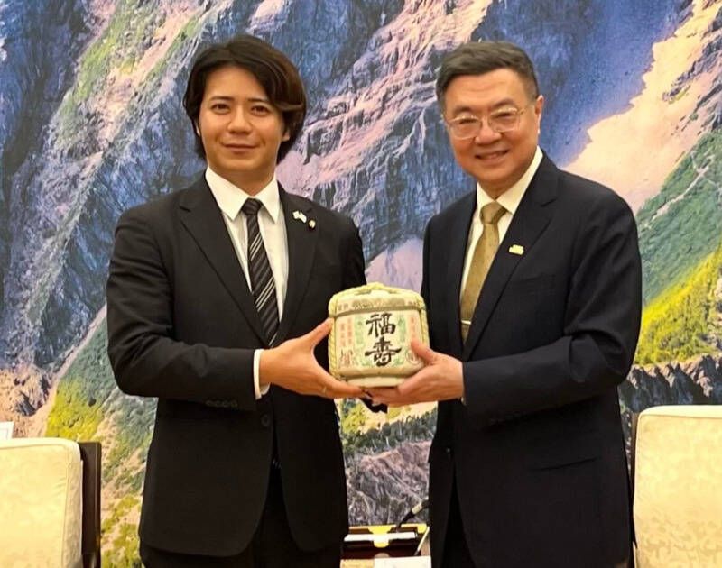 反對柯文哲赴日遭小草出征 日議員曬卓揆合照:象徵台日友好 反對柯文哲赴日遭小草出征 日議員曬卓揆合照:象徵台日友好