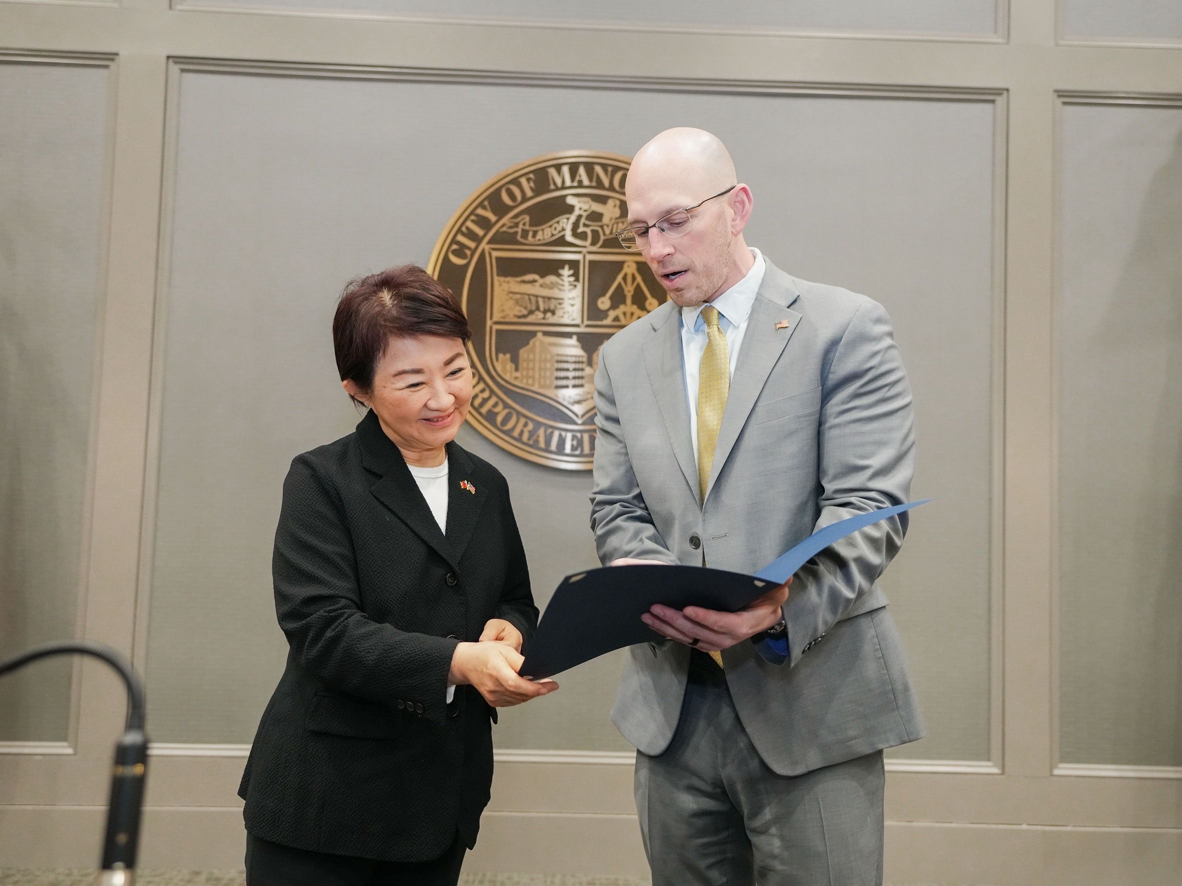 珍奶PK美式炸雞柳!盧秀燕訪美會曼城市長 意外揭絕配美食情誼 珍奶PK美式炸雞柳!盧秀燕訪美會曼城市長 意外揭絕配美食情誼