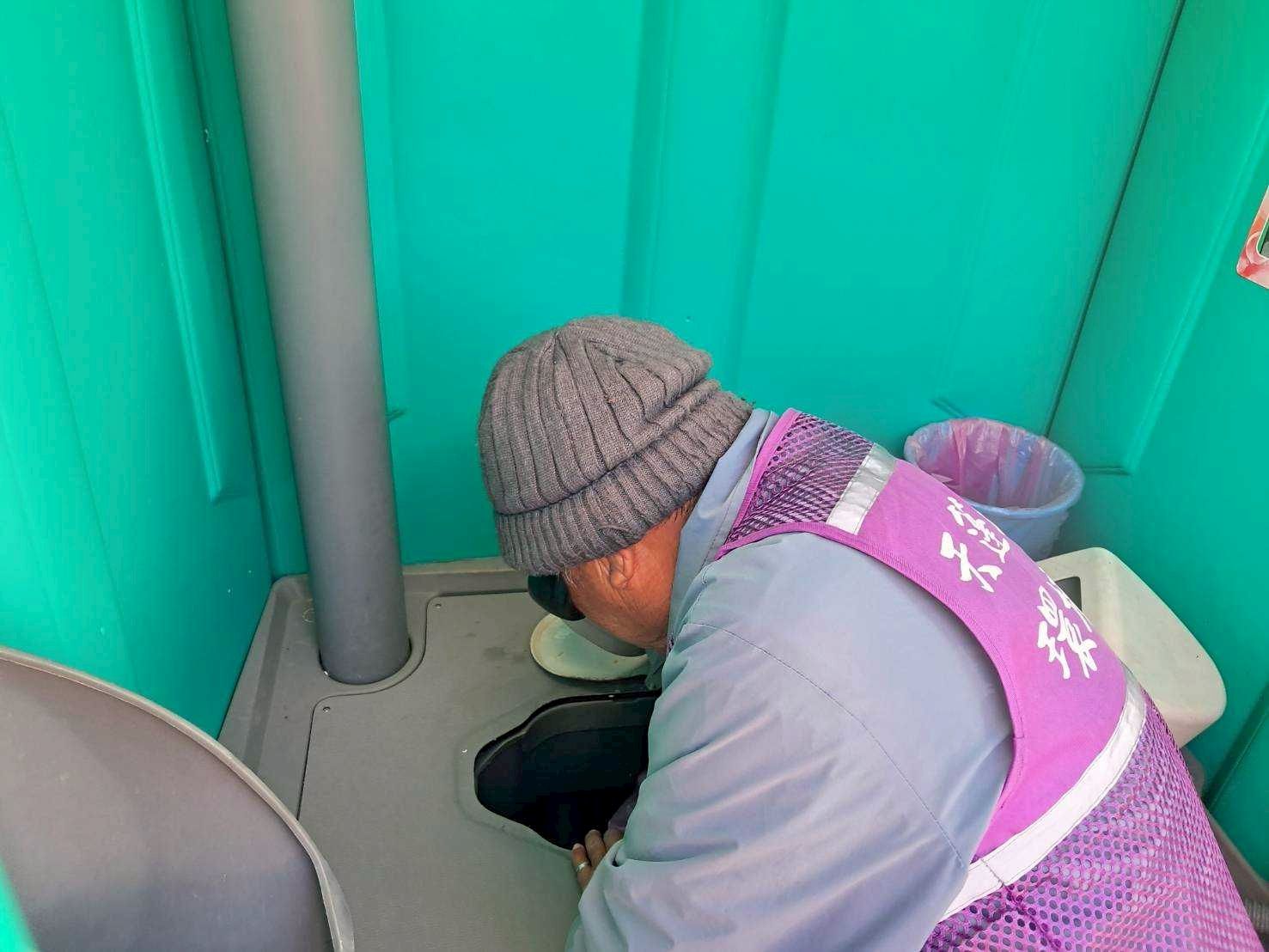 台灣燈會倒數!平均每天都有遊客掉手機 清潔人員糞坑打撈12支