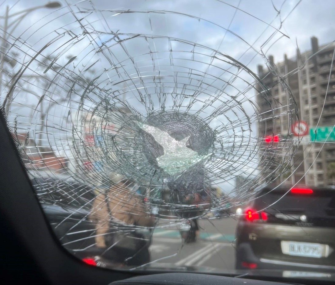 醉鬧事!女當街砸車 外籍男襲警遭壓制1/酒後脫序路邊砸車 兩車車窗全碎、醉女遭壓制逮捕 醉鬧事!女當街砸車 外籍男襲警遭壓制1/酒後脫序路邊砸車 兩車車窗全碎、醉女遭壓制逮捕