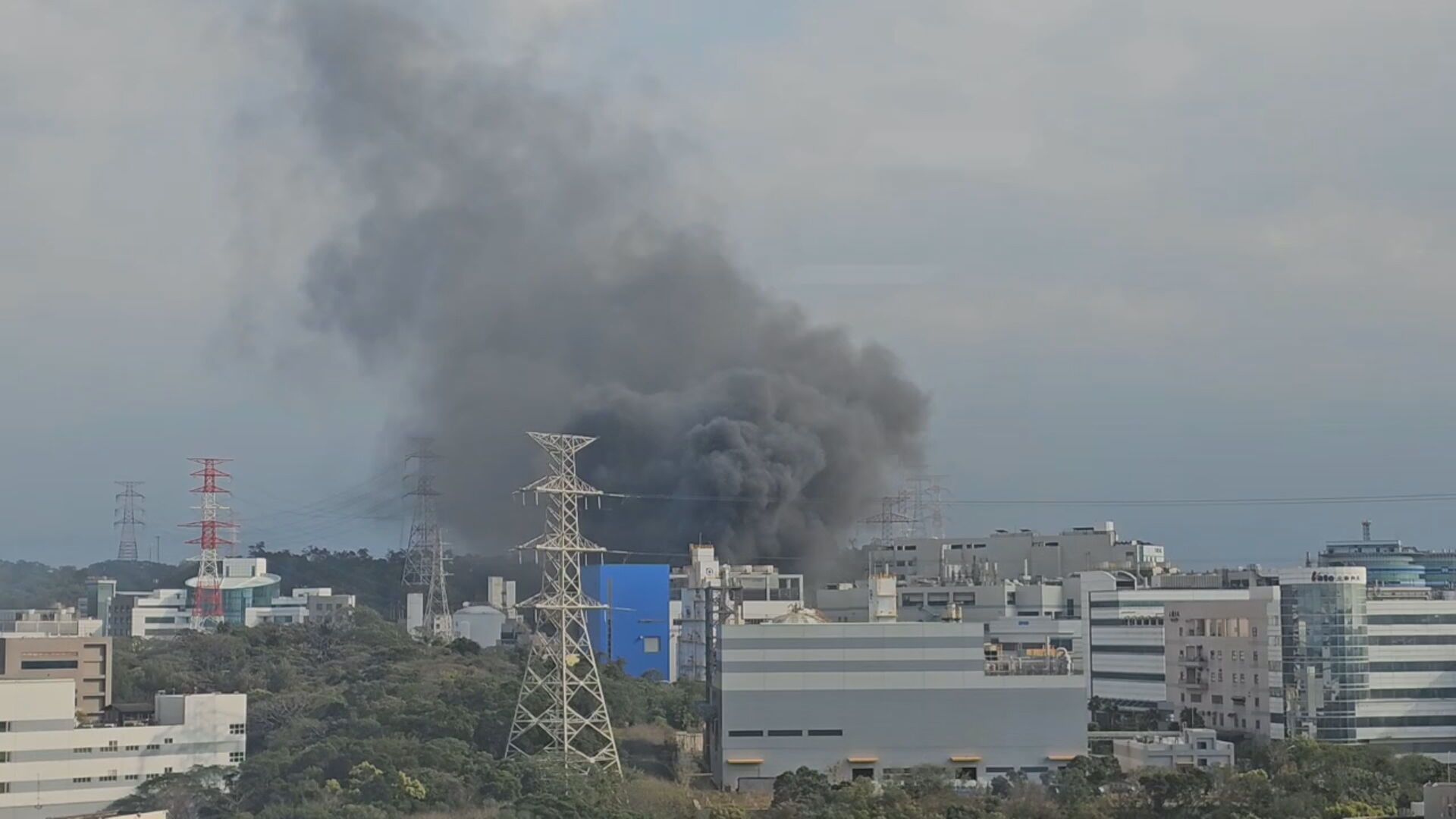 竹科超高壓變電所大火!濃煙狂竄警消灌救 台電回應了 竹科超高壓變電所大火!濃煙狂竄警消灌救 台電回應了