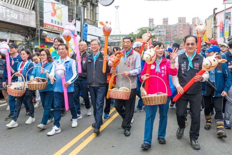 楊梅慶元宵吸引千人踩街 王明鉅敲鑼領軍邀民眾出門賞燈