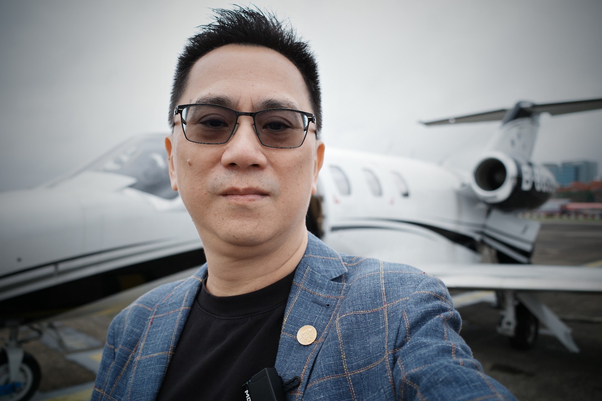 486先生秀「松指部搭機照」嗆王鴻薇 空軍:軍事營區攝影涉違法