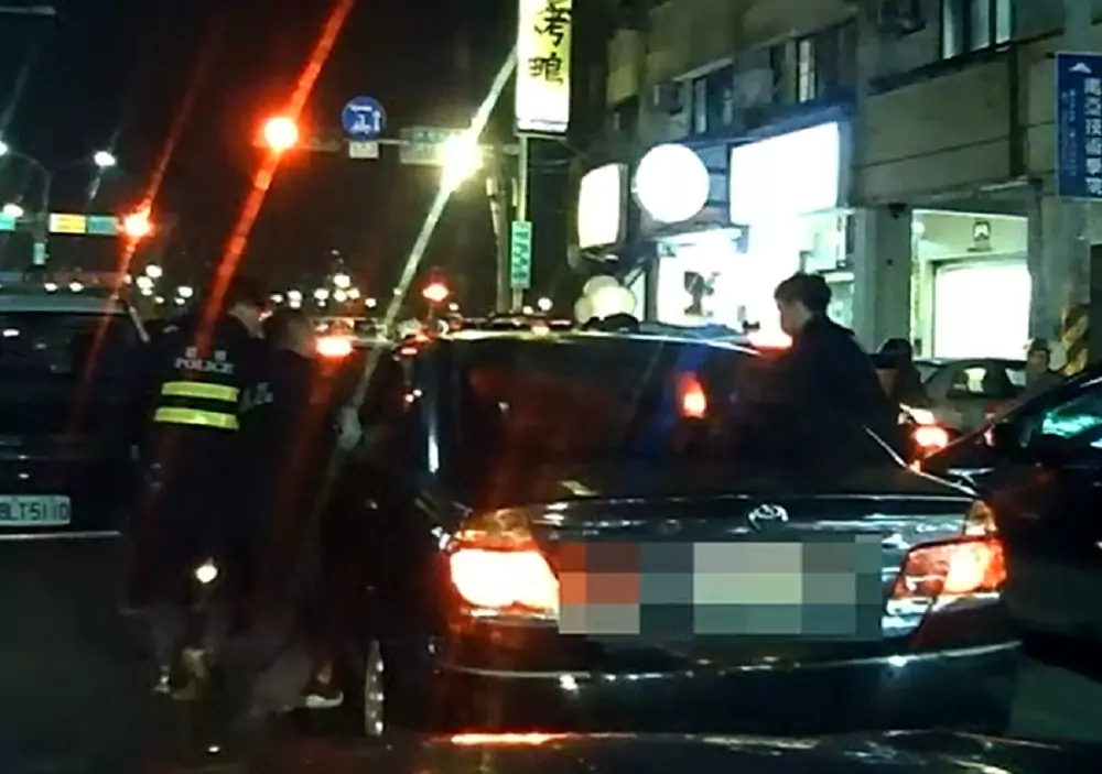 【有片】驚險瞬間!桃園中壢毒蟲偷車踩油門拒捕 遭4警包圍拖下車 【有片】驚險瞬間!桃園中壢毒蟲偷車踩油門拒捕 遭4警包圍拖下車