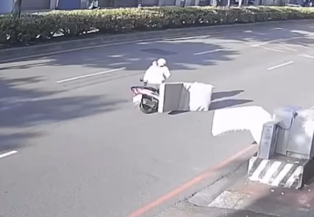 【有片】可怕!內壢天外飛來床墊絆倒機車 騎士慘摔險遭輾過 e6e56f 1
