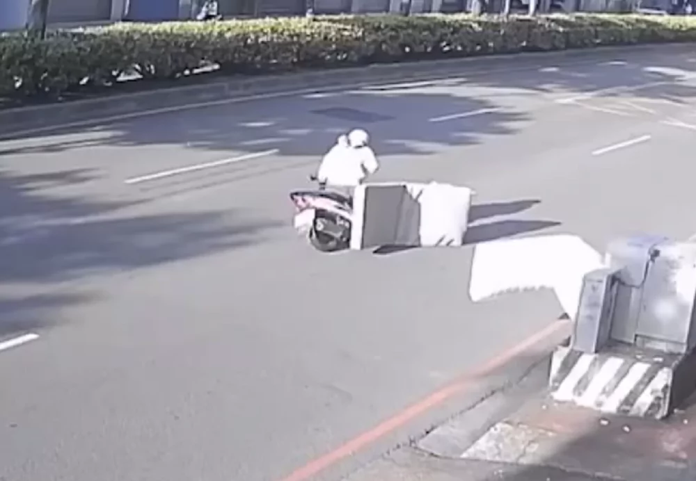 【有片】可怕!內壢天外飛來床墊絆倒機車 騎士慘摔險遭輾過 e6e56f 1