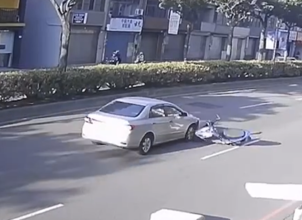 【有片】可怕!內壢天外飛來床墊絆倒機車 騎士慘摔險遭輾過 e6e56f 2
