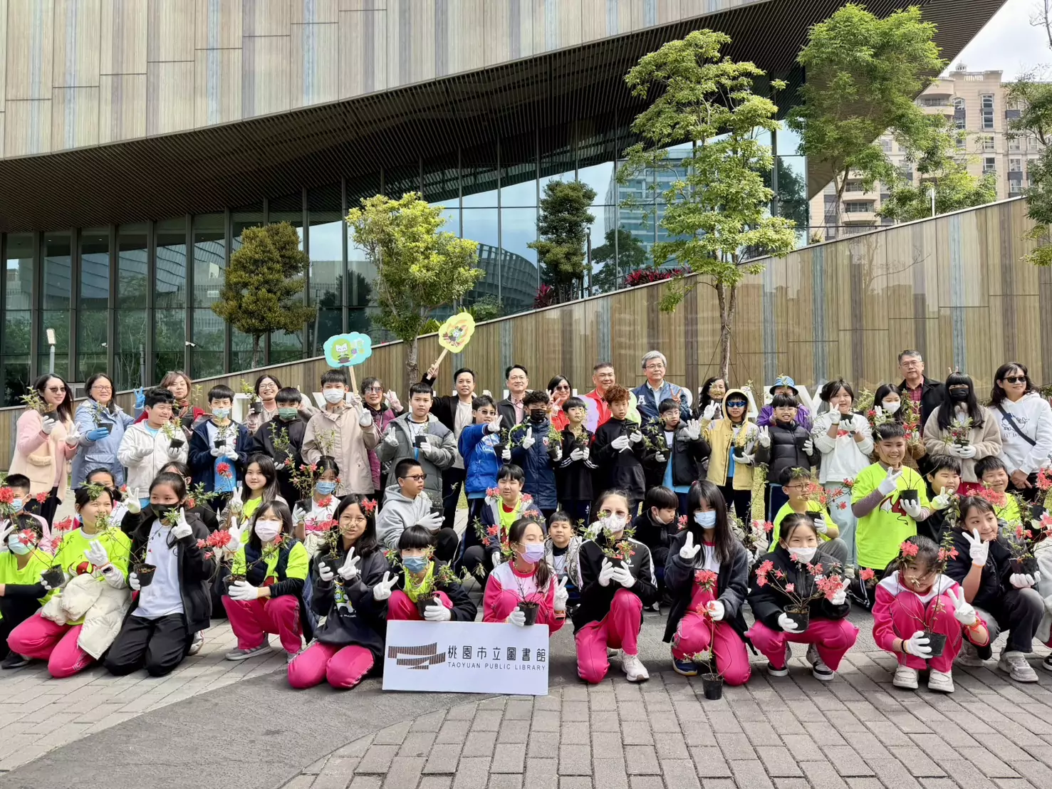 桃園市圖率學童種下600株臺灣原生杜鵑 從閱讀出發走向自然 桃園市圖率學童種下600株臺灣原生杜鵑 從閱讀出發走向自然