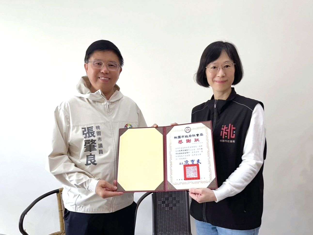緩解農民壓力！張肇良義賣高麗菜 桃園社會局頒感謝狀