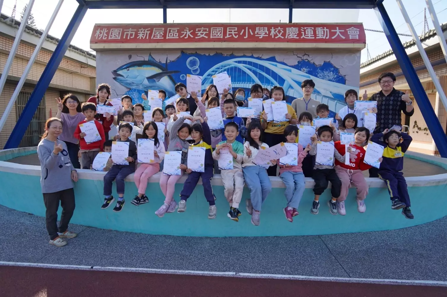 龍華科大前進永安國小辦營隊 大手牽小手化身海之勇者 龍華科大前進永安國小辦營隊 大手牽小手化身海之勇者