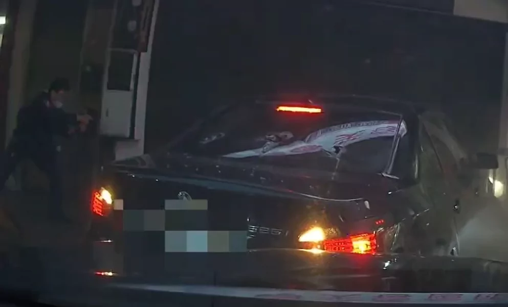 桃園警匪追逐!通緝犯踩油門狂逃 保大開槍、破窗逮人 桃園警匪追逐!通緝犯踩油門狂逃 保大開槍、破窗逮人
