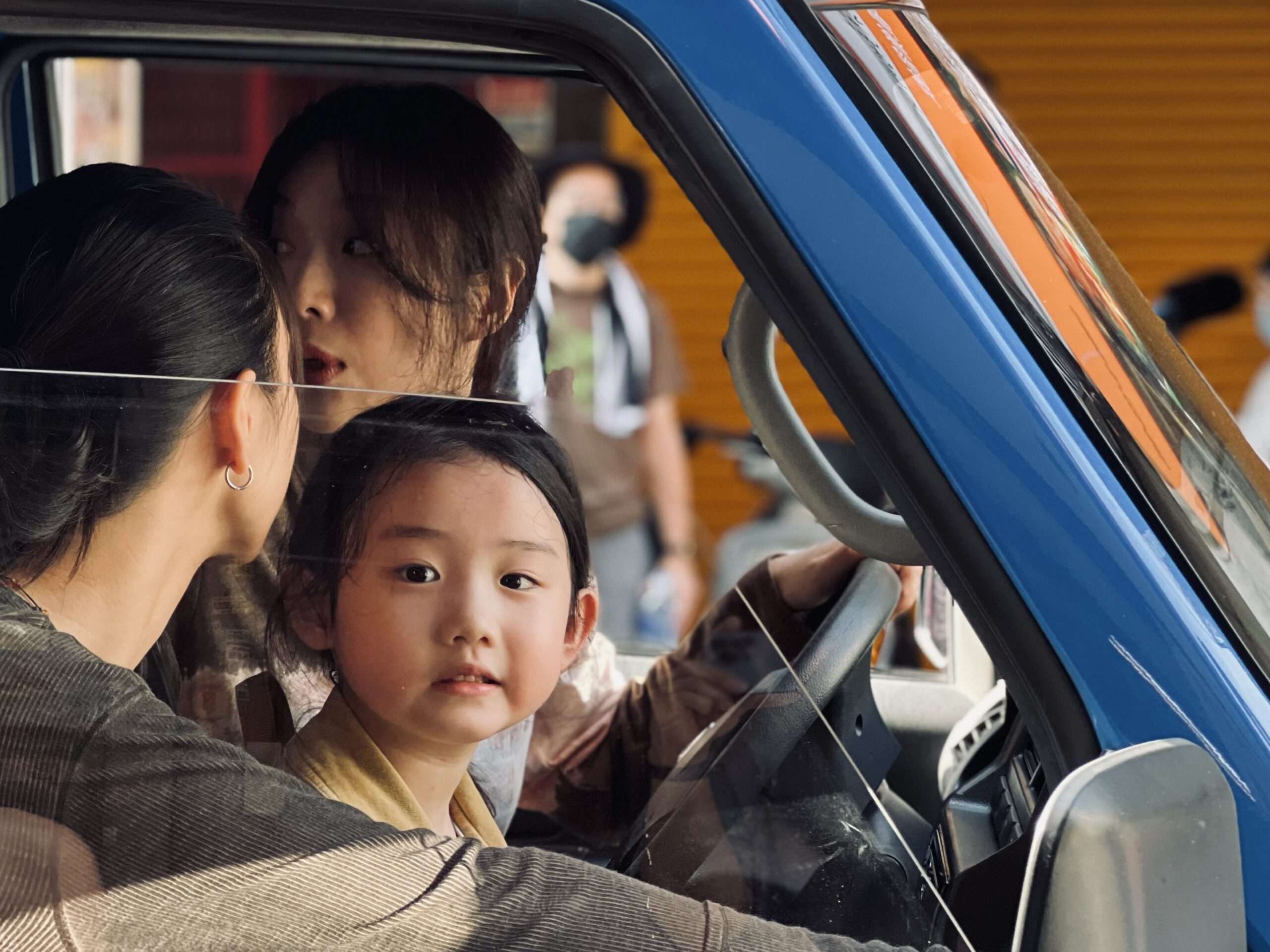 《左撇子女孩》劇照 0 scaled