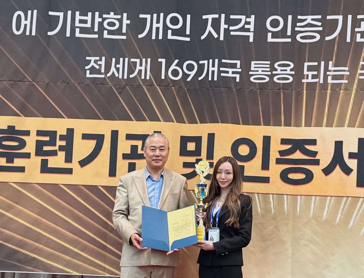 主圖說：Fifi積極參與國際美學組織活動，並獲頒相關專業肯定。（圖／FKB美學） 0