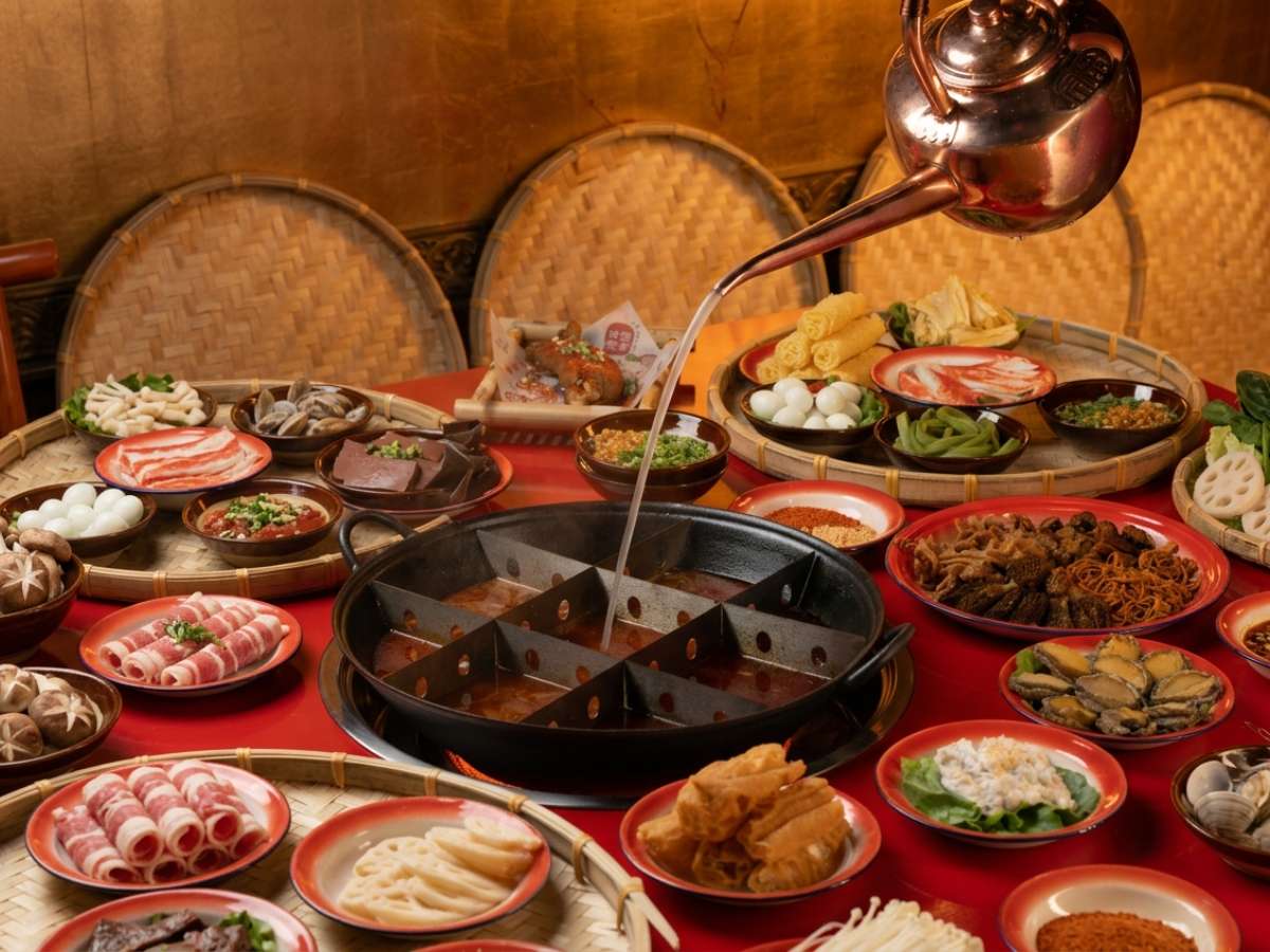 主圖說：地攤火鍋以多樣食材與麻辣鍋底為特色，呈現熱鬧圍桌的用餐氛圍。（圖／黃小 0