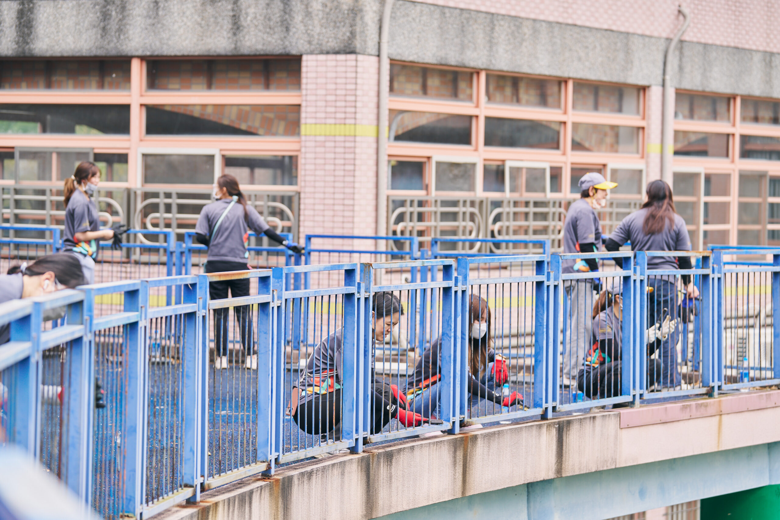 二樓環狀跑道全長近200公尺，15名志工協助除鏽、上漆與底部加強固定。 0 scaled