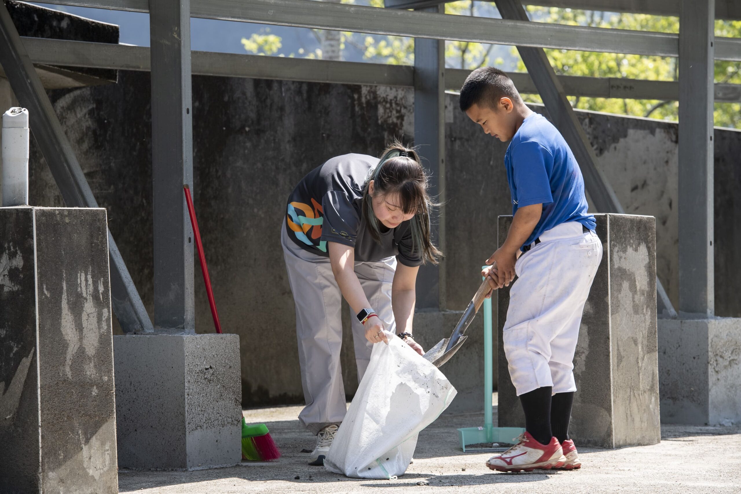 五峰國小少棒隊學童，協助清運刮除下來的屋頂防水PU及泥沙等髒污 scaled