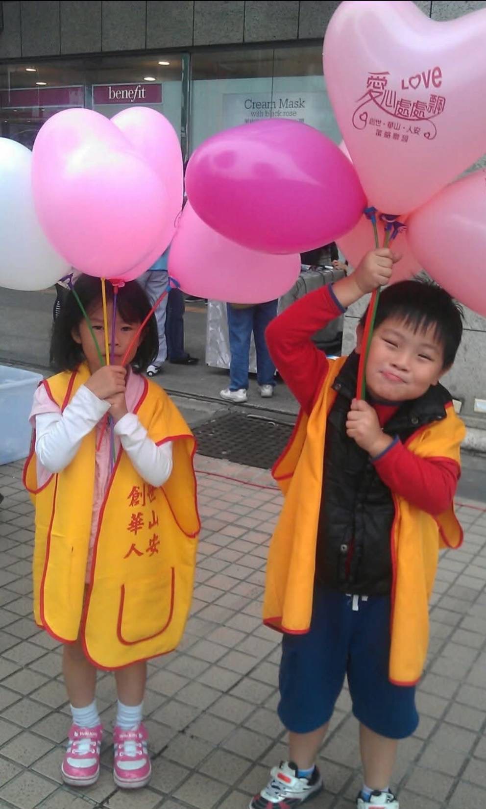 右為袁同學小時候創世服務畫面