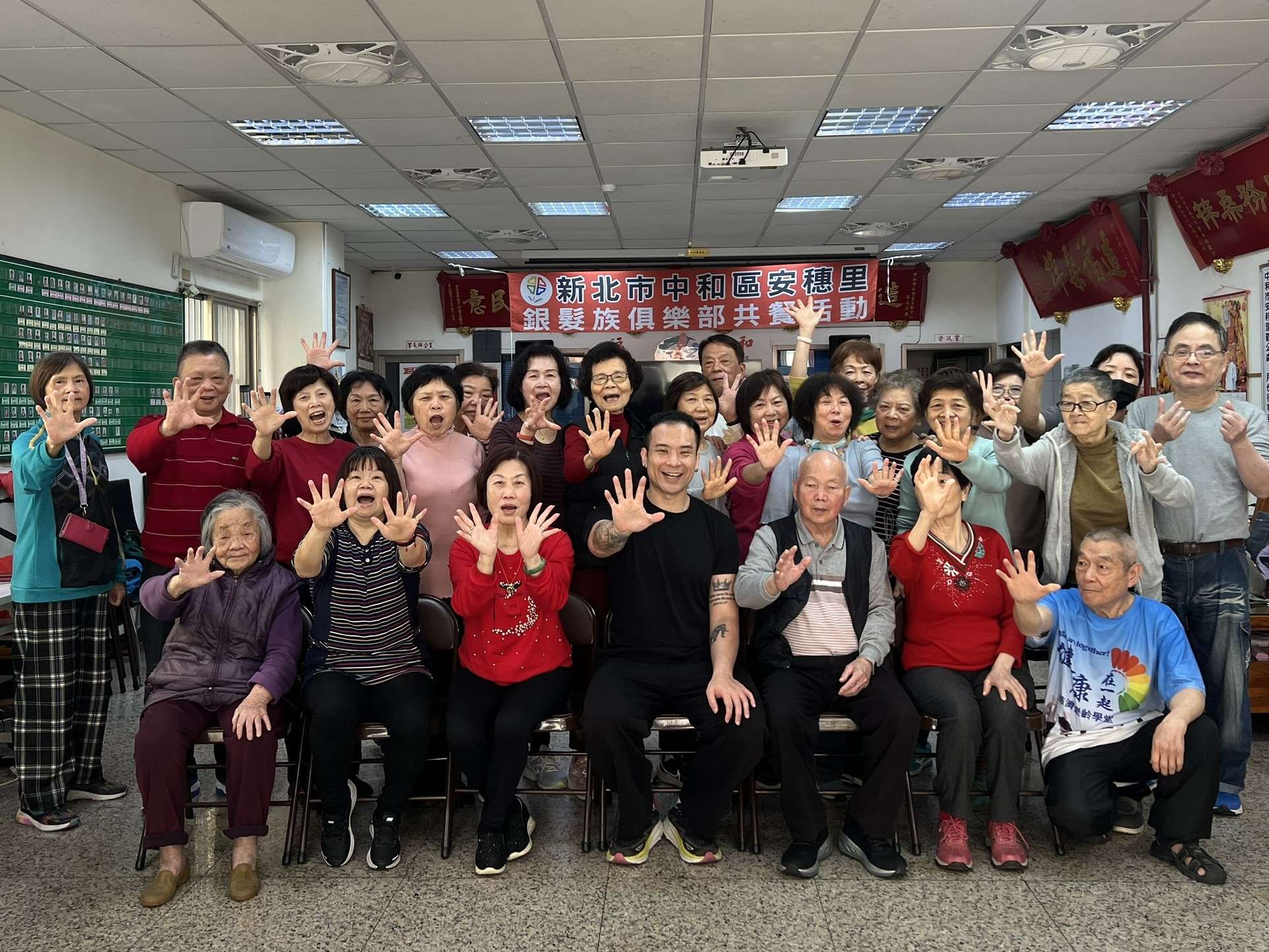 圖三：日前Luke來到新北中和社區，指導70至90歲銀髮族進行肌力訓練，為高齡健康盡一份心