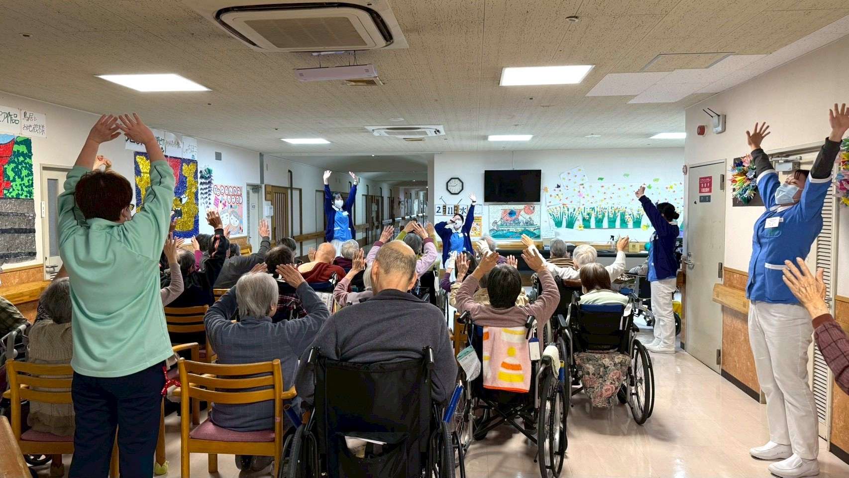 圖說三：新生醫專護理科實習學生引導「老人保健施設みず里」長者們進行健康操。圖： 0